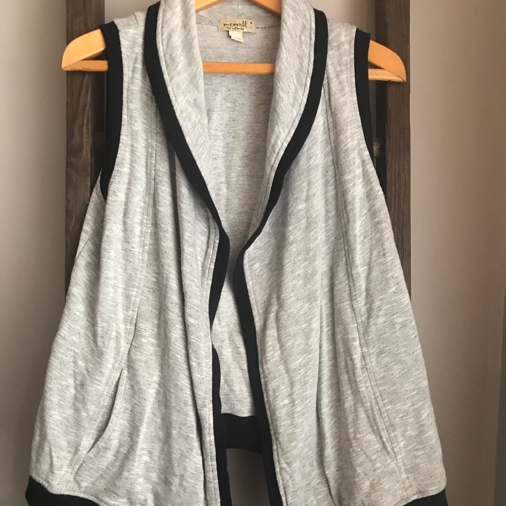 Grey/black vest